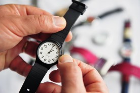 A diferencia de tu teléfono y otros dispositivos inteligentes, los relojes analógicos requieren que el cambio de hora sea manual.